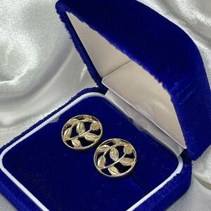 Leaf motif earrings!